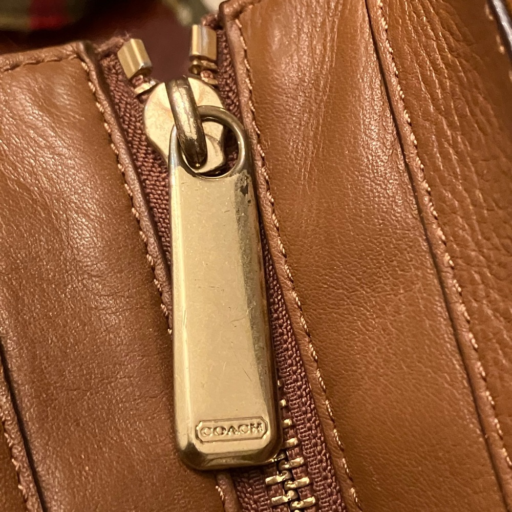 Coach Taylor Leather Tote.        North South F25941. - Picture 5 of 9